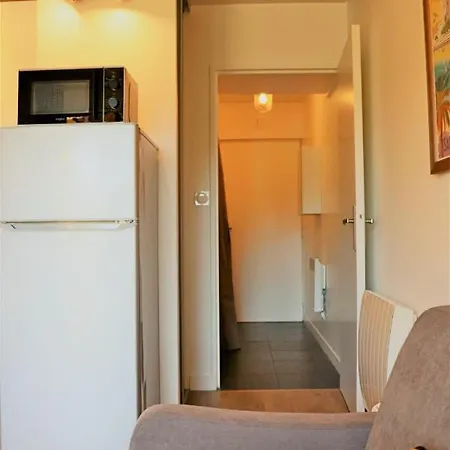 St Raphael : Studio 50m Plage 4 Personnes Terrasse Apartmán